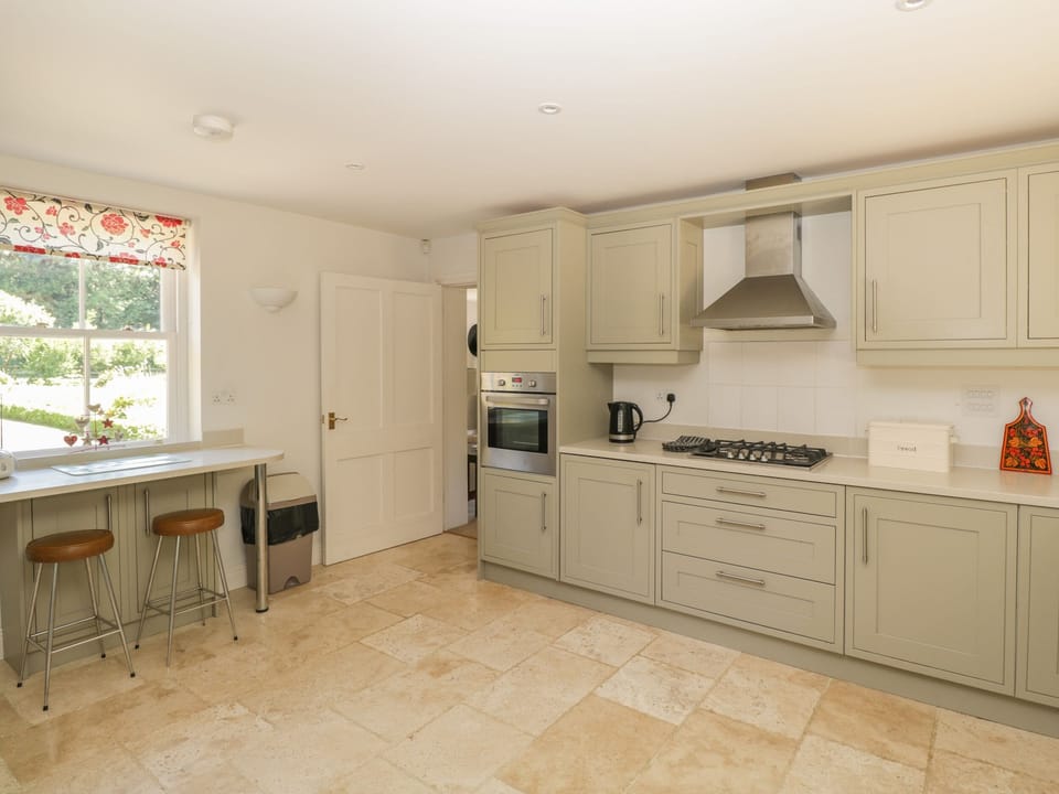 Cottage | Private kitchen | Fridge, microwave, dishwasher, cookware/dishes/utensils