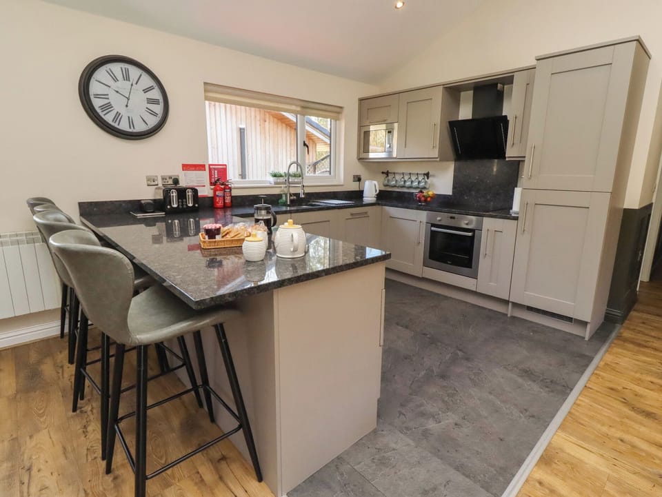 Cottage | Private kitchen | Fridge, dishwasher, electric kettle, toaster