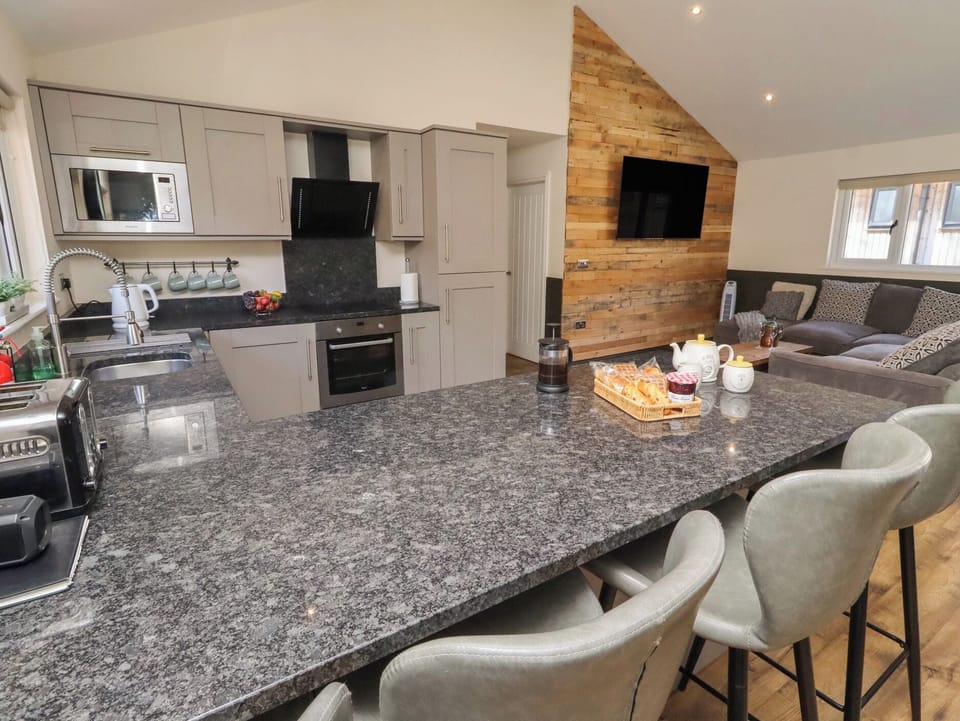 Cottage | Private kitchen | Fridge, dishwasher, electric kettle, toaster
