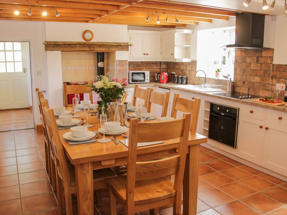 Cottage | Private kitchen | Fridge, dishwasher, cookware/dishes/utensils
