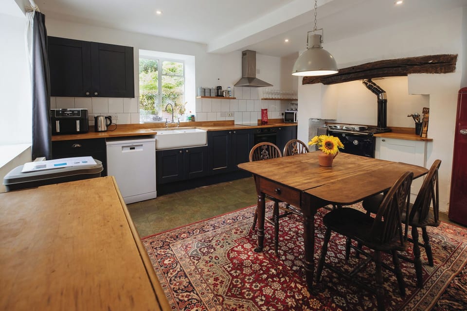 Cottage | Private kitchen | Fridge, microwave, dishwasher, electric kettle