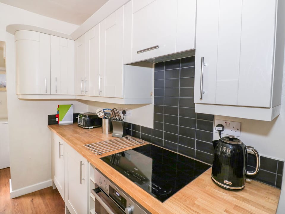 Cottage | Private kitchen | Fridge, dishwasher, cookware/dishes/utensils