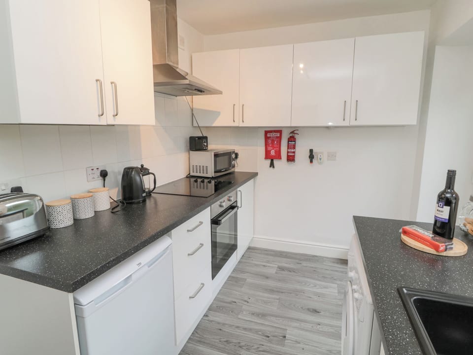 Cottage | Private kitchen | Fridge, microwave, electric kettle, toaster