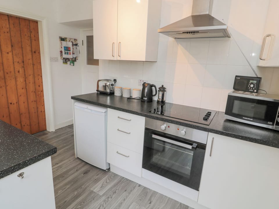 Cottage | Private kitchen | Fridge, microwave, electric kettle, toaster