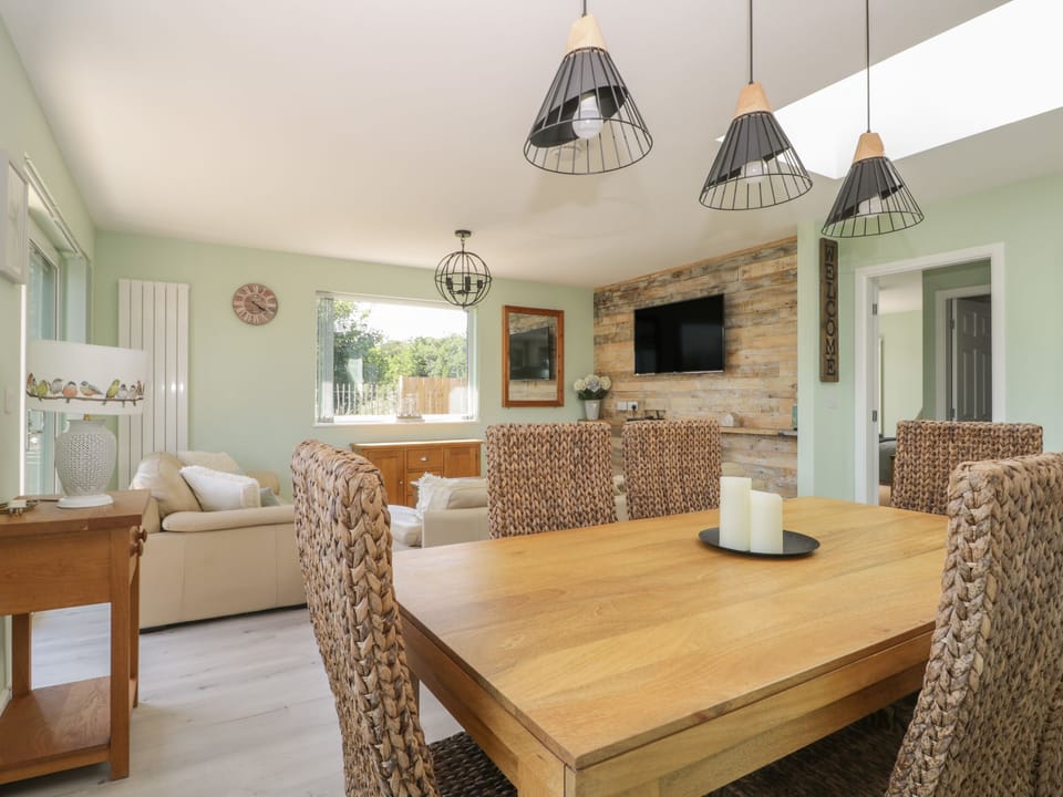 Cottage | Dining