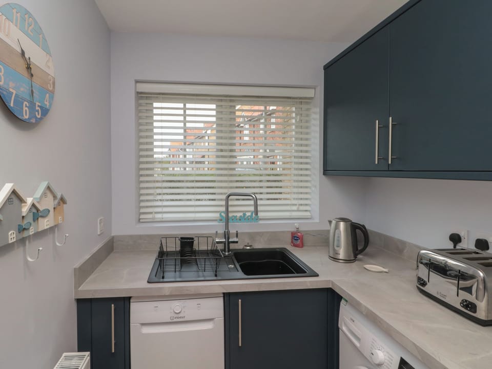 Cottage | Private kitchen | Fridge, dishwasher, cookware/dishes/utensils