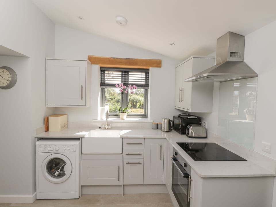 Cottage | Private kitchen | Fridge, microwave, electric kettle, toaster