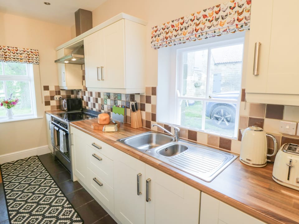 Cottage | Private kitchen | Fridge, microwave, dishwasher, electric kettle