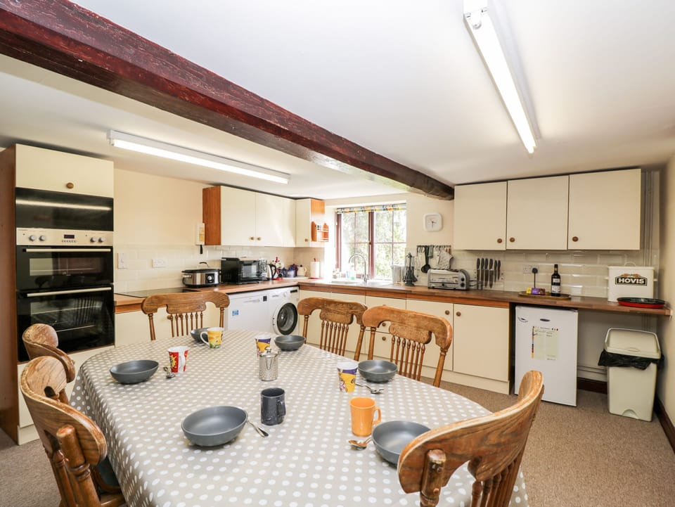 Cottage | Private kitchen | Fridge, microwave, electric kettle, toaster