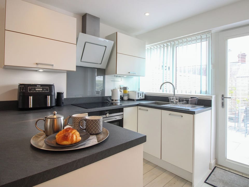 Fridge, dishwasher, cookware/dishes/utensils