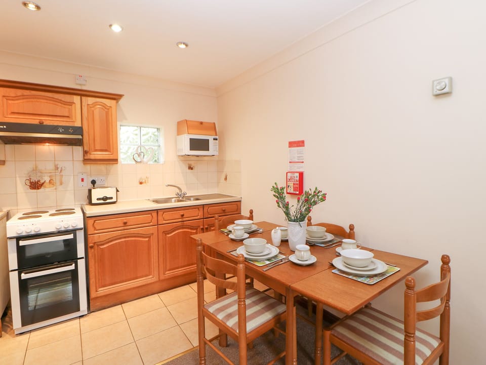 Cottage | Private kitchen | Fridge, microwave, electric kettle, toaster