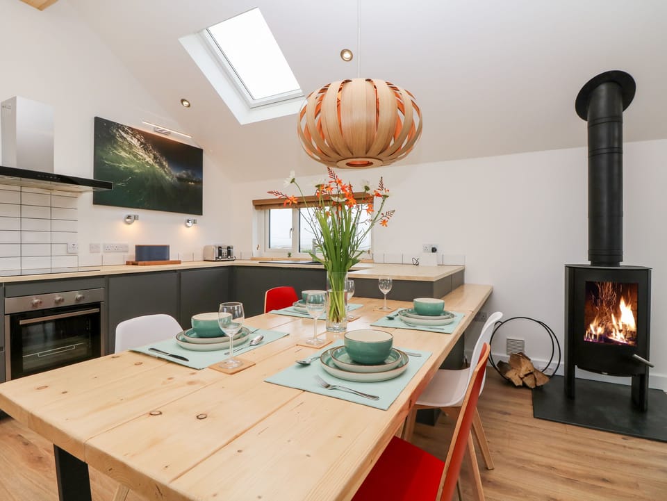 Cottage | Private kitchen | Fridge, dishwasher, electric kettle, toaster