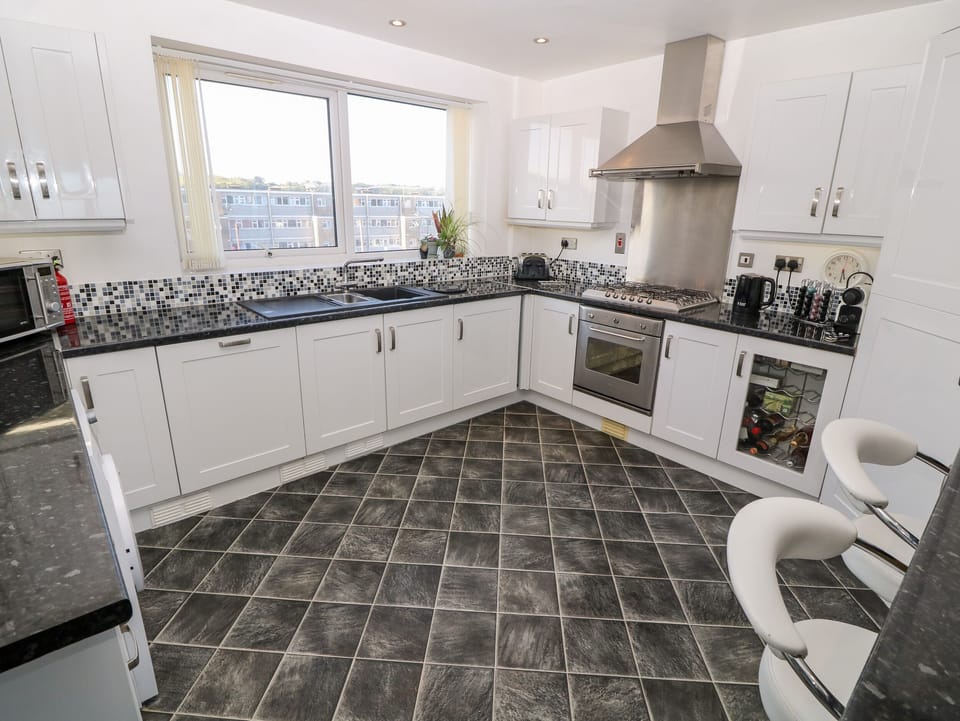 Cottage | Private kitchen | Fridge, dishwasher, electric kettle, toaster