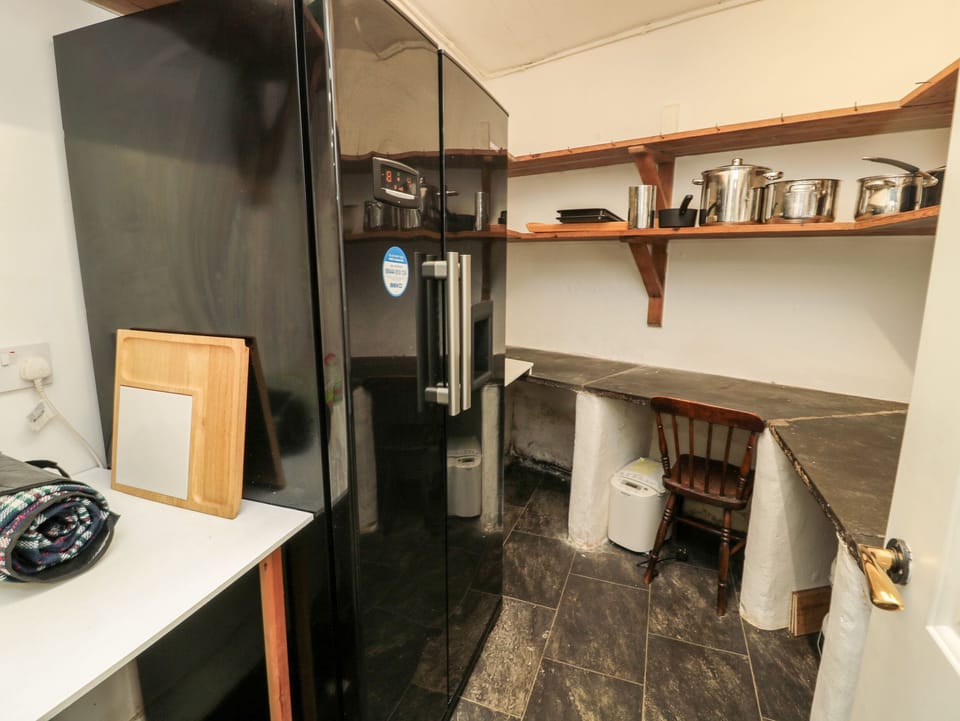 Cottage | Private kitchen | Fridge, electric kettle, toaster, cookware/dishes/utensils