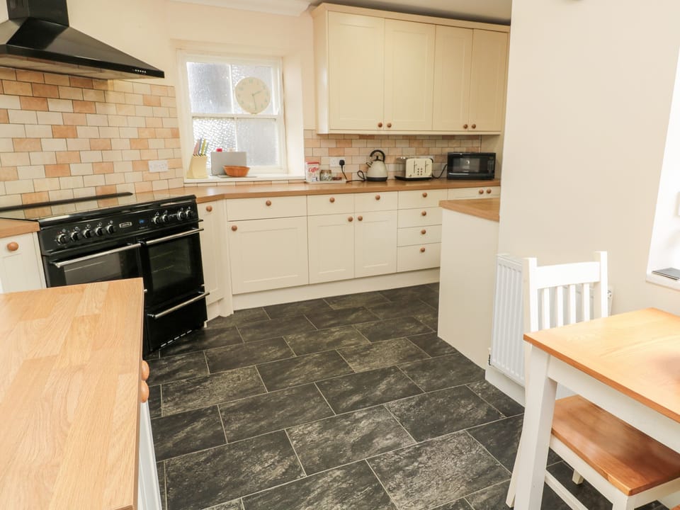 Cottage | Private kitchen | Fridge, electric kettle, toaster, cookware/dishes/utensils