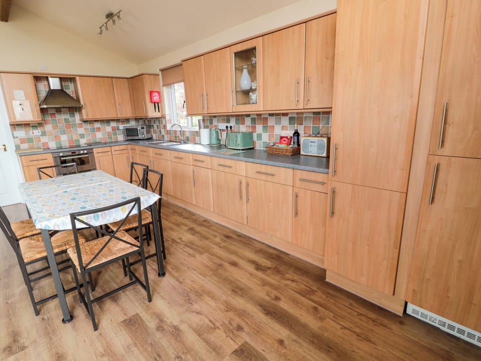 Cottage | Private kitchen | Fridge, dishwasher, electric kettle, toaster