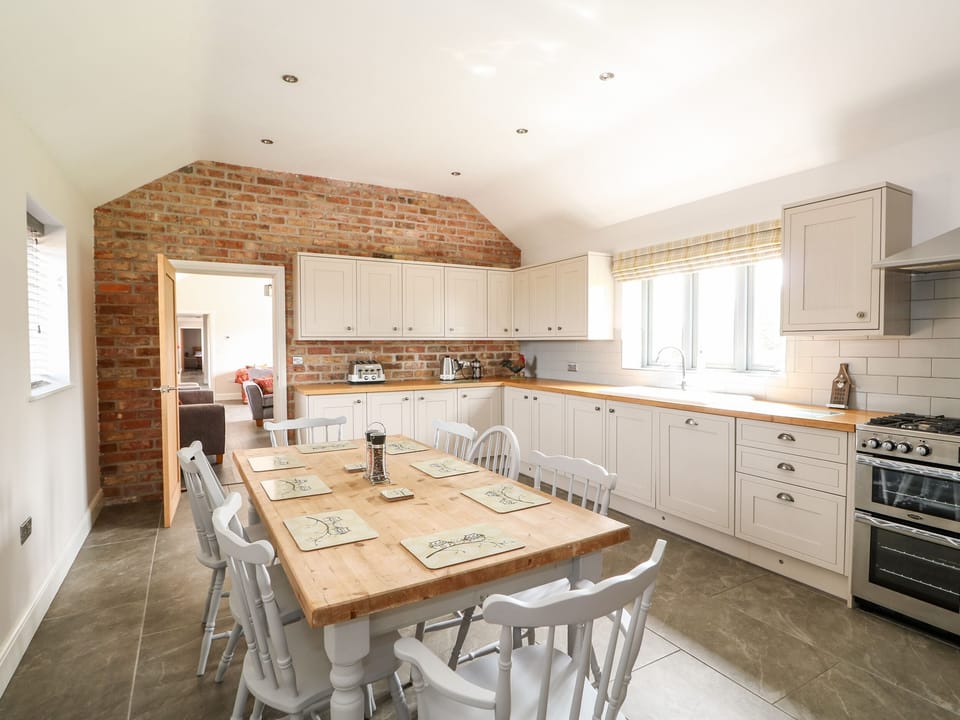 Cottage | Private kitchen | Fridge, microwave, dishwasher, electric kettle