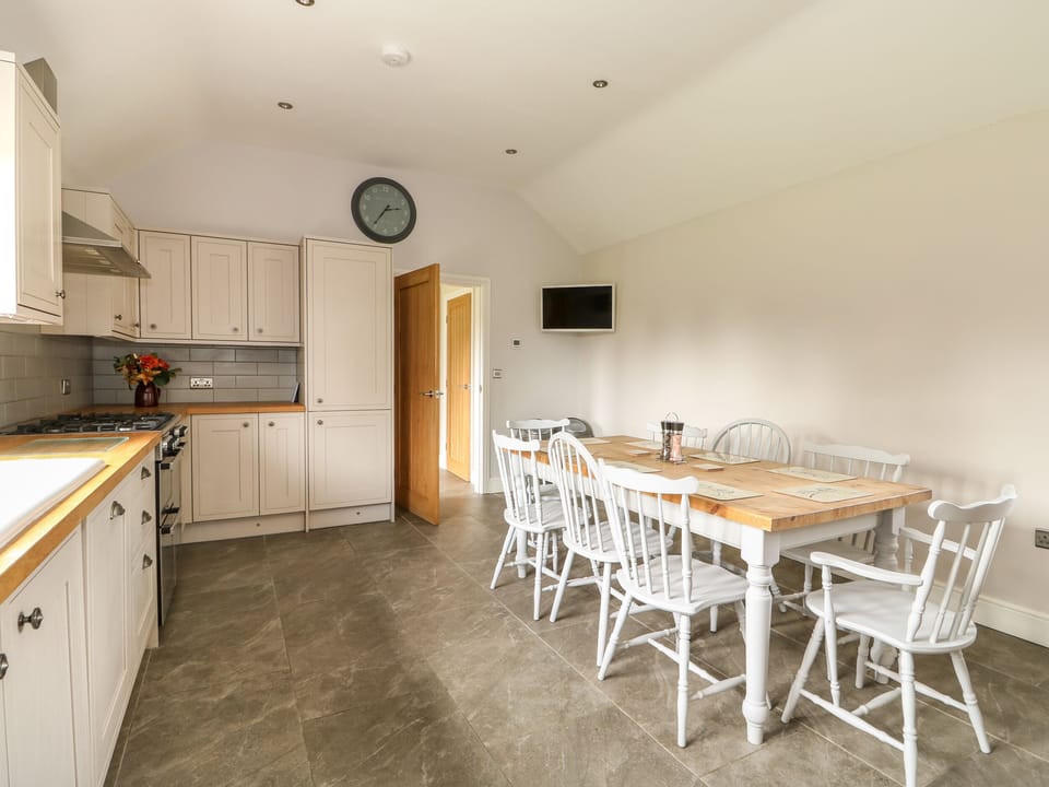 Cottage | Private kitchen | Fridge, microwave, dishwasher, electric kettle
