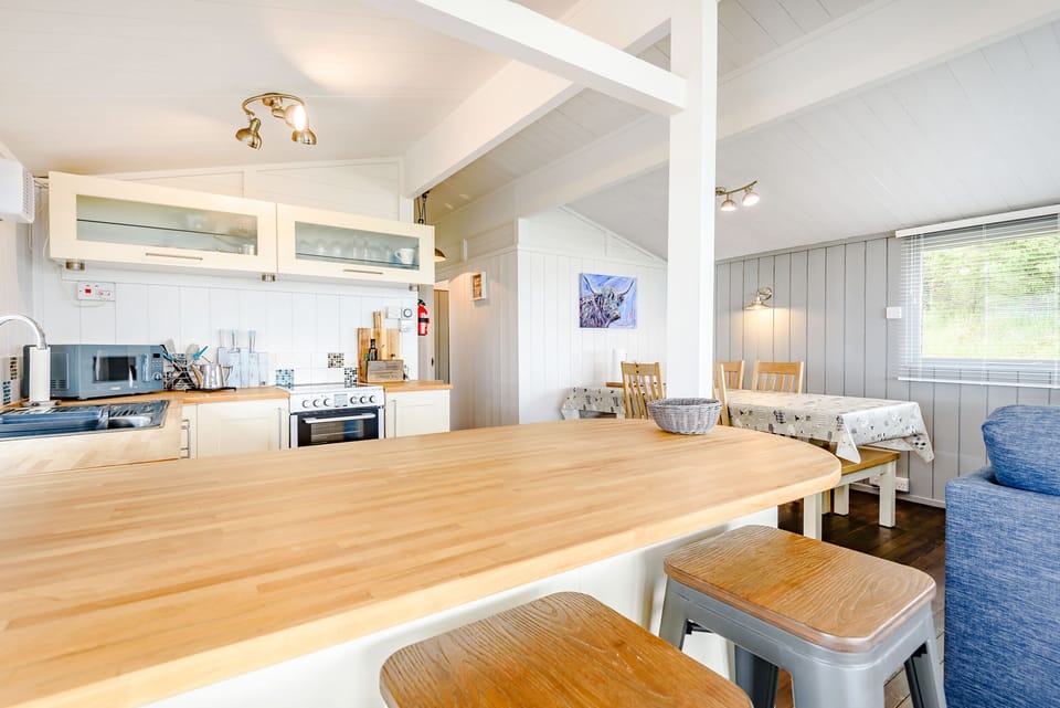Cottage | Private kitchen | Fridge, dishwasher, electric kettle, toaster