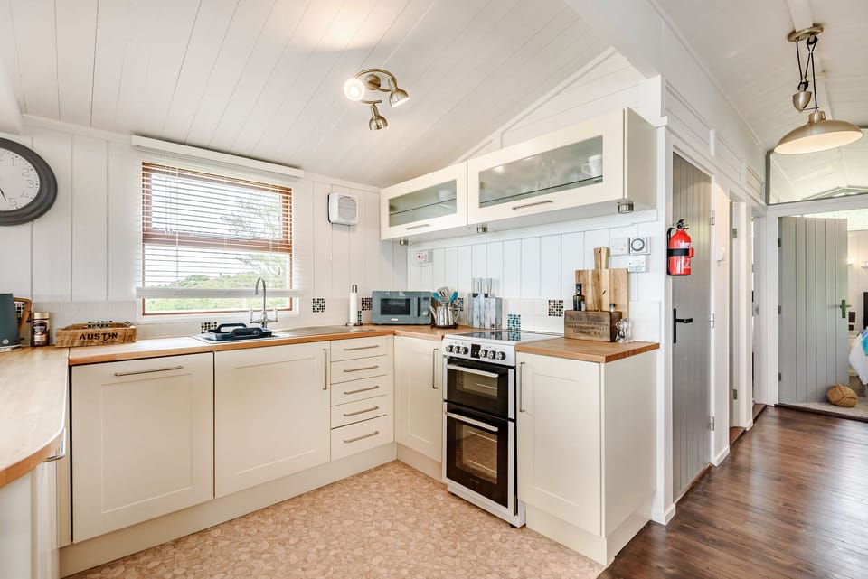 Cottage | Private kitchen | Fridge, dishwasher, electric kettle, toaster