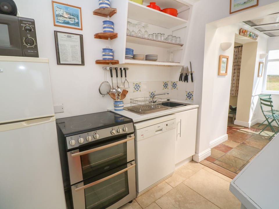 Cottage | Private kitchen | Fridge, dishwasher, cookware/dishes/utensils