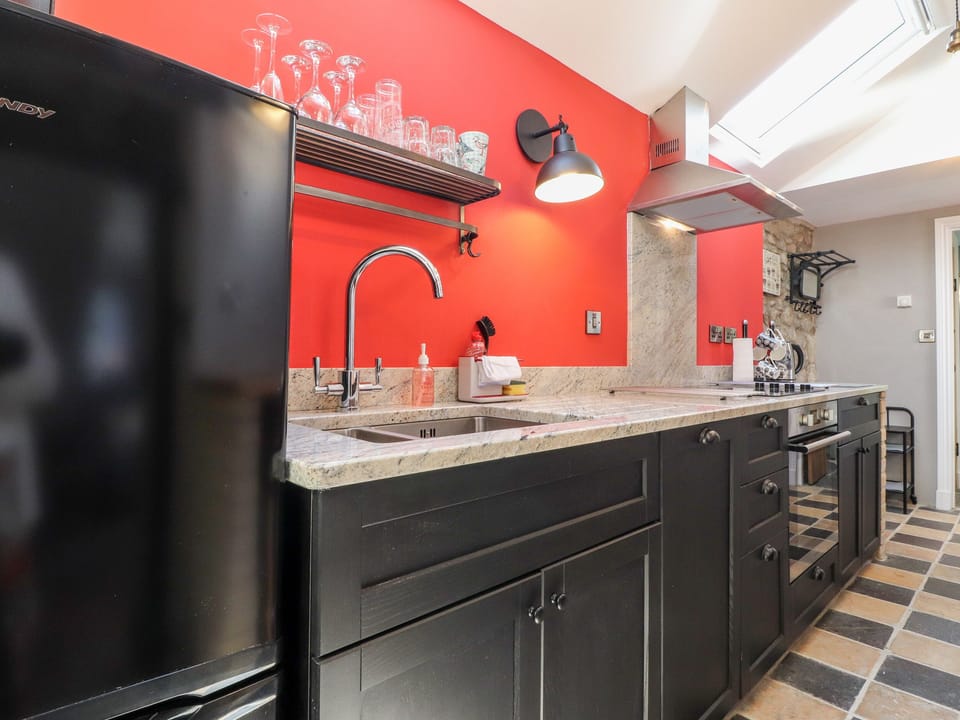 Cottage | Private kitchen | Fridge, microwave, dishwasher, cookware/dishes/utensils