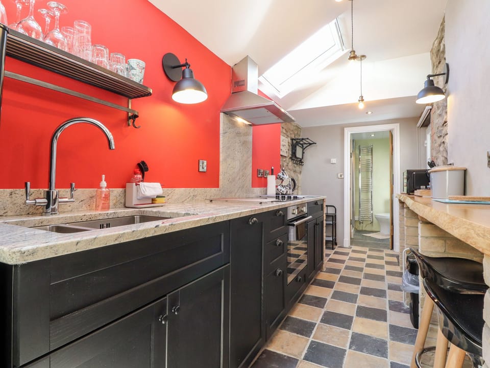 Cottage | Private kitchen | Fridge, microwave, dishwasher, cookware/dishes/utensils