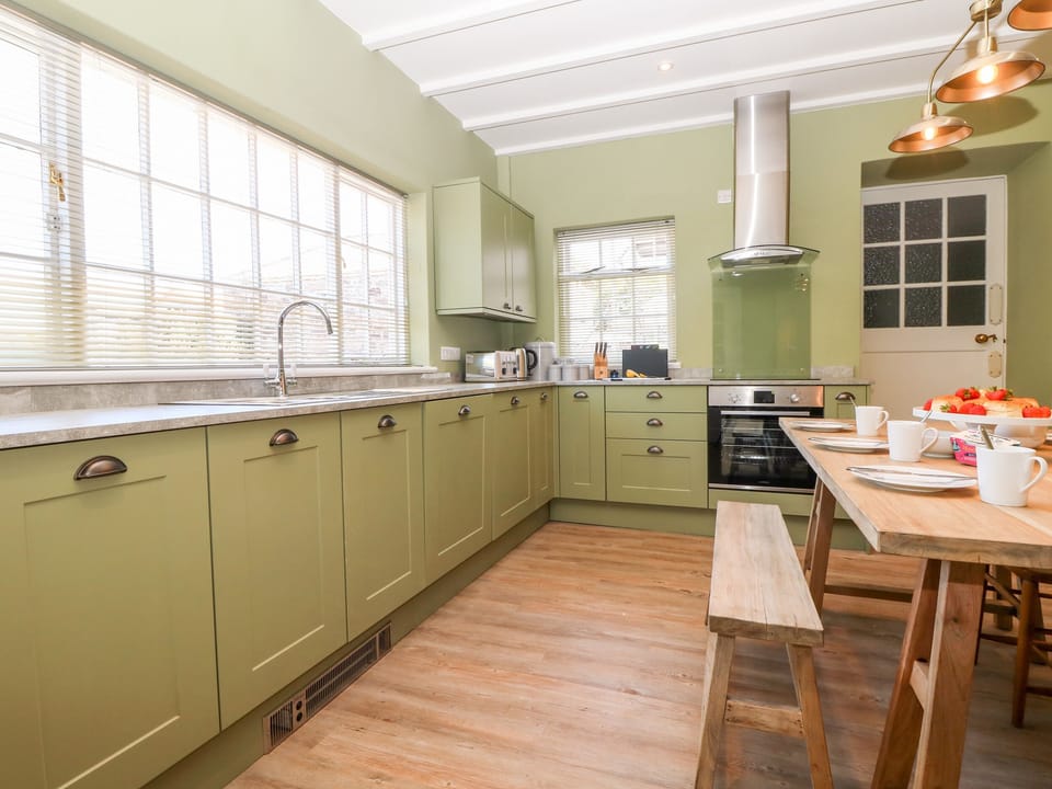 Cottage | Private kitchen | Fridge, dishwasher, electric kettle, toaster