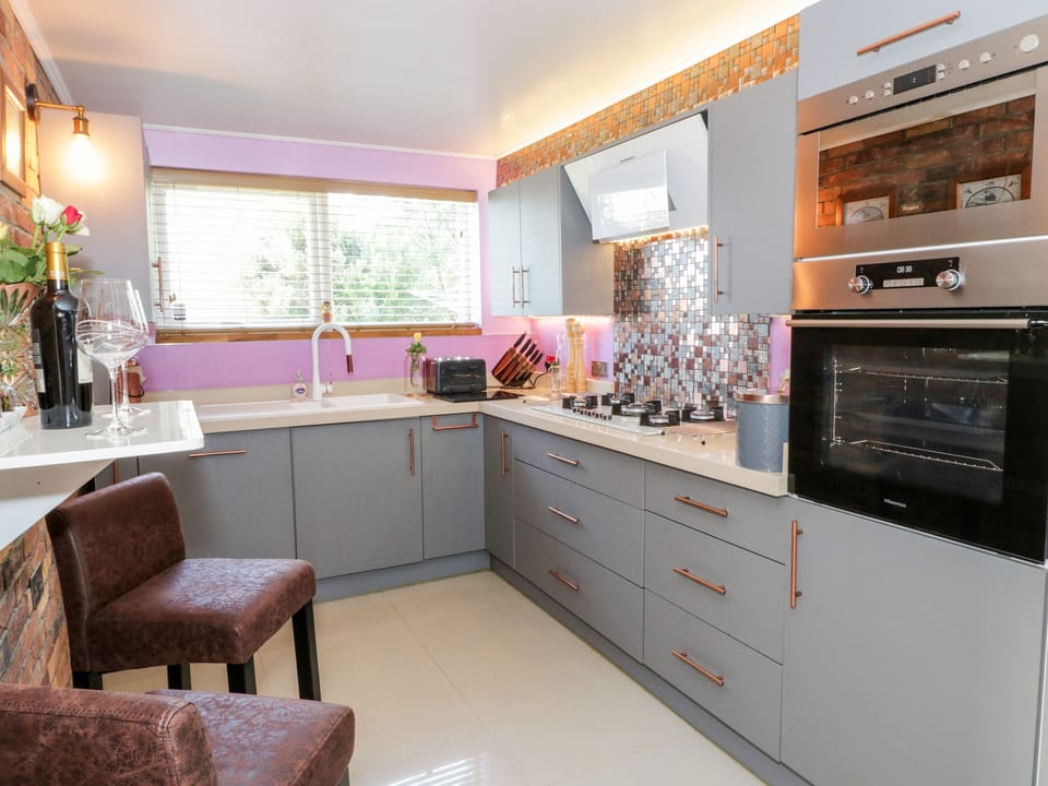 Cottage | Private kitchen | Fridge, microwave, dishwasher, electric kettle