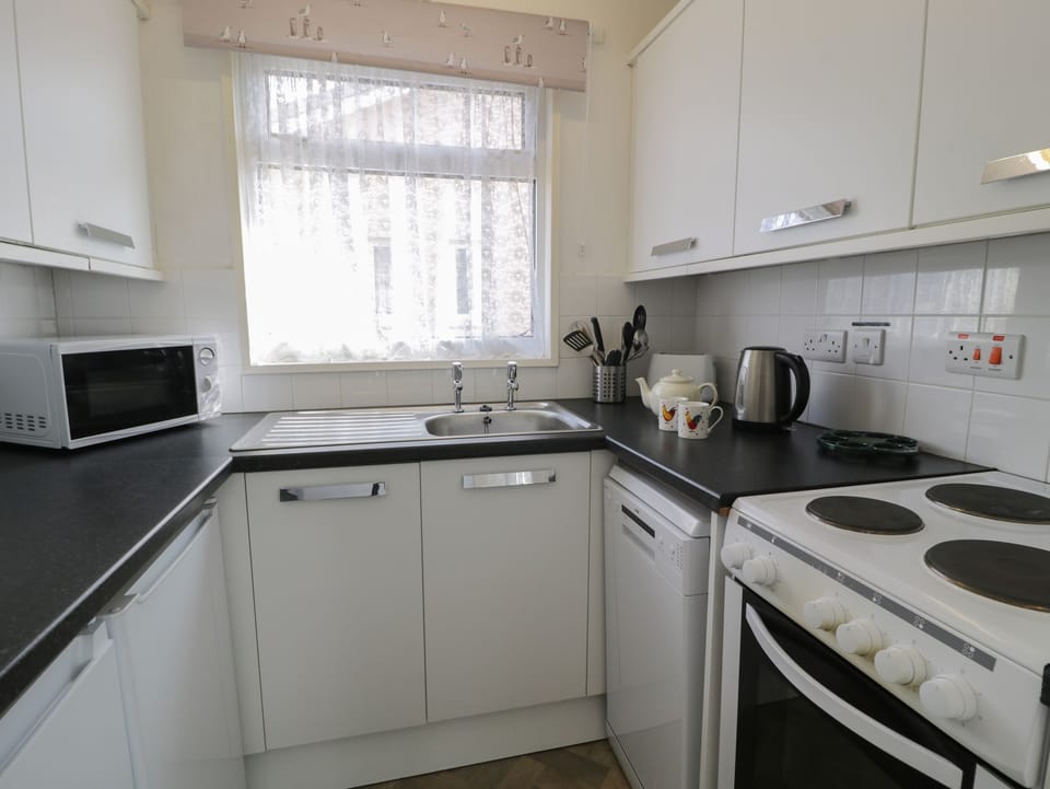 Cottage | Private kitchen | Fridge, microwave, dishwasher, electric kettle