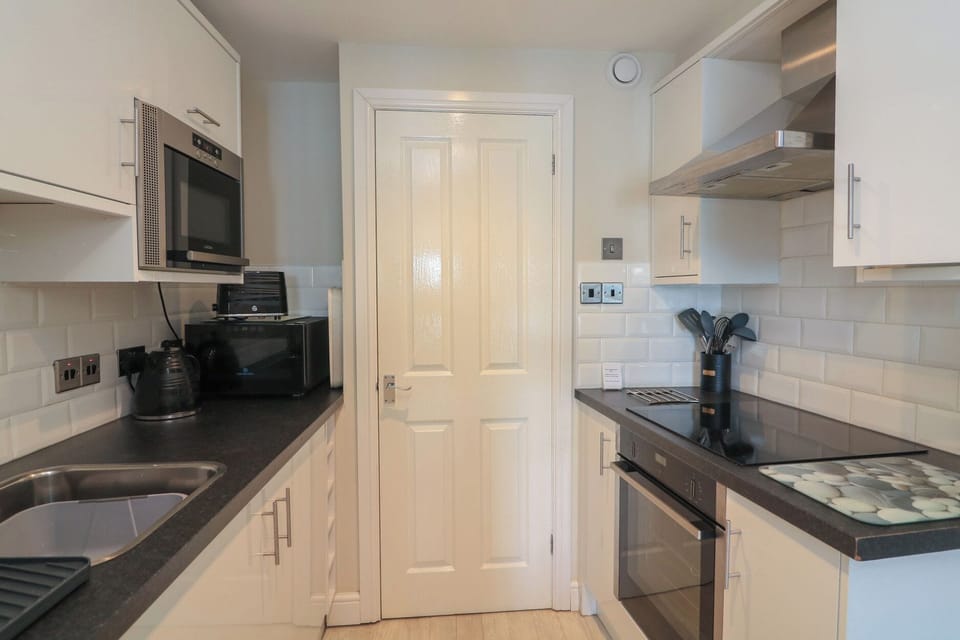 Cottage | Private kitchen | Fridge, microwave, dishwasher, electric kettle