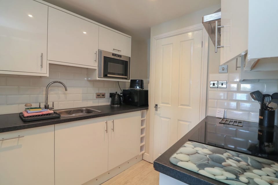 Cottage | Private kitchen | Fridge, microwave, dishwasher, electric kettle