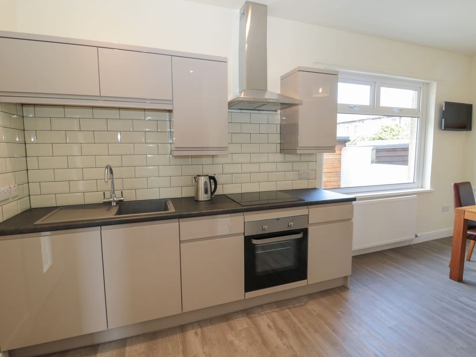 Cottage | Private kitchen | Fridge, dishwasher, electric kettle, toaster