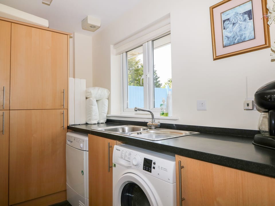 Cottage | Private kitchen | Fridge, dishwasher, electric kettle, toaster