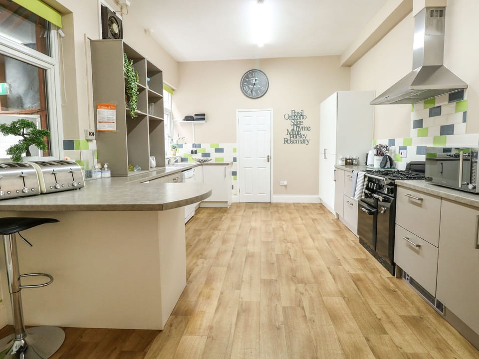 Cottage | Private kitchen | Fridge, microwave, electric kettle, toaster