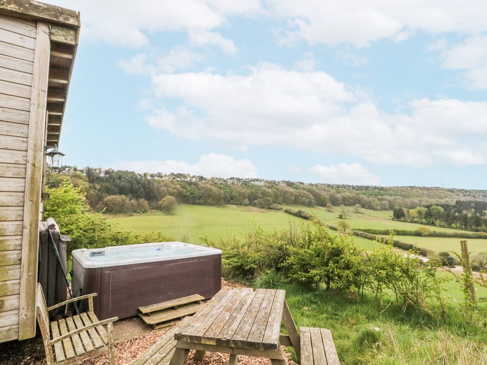 Cottage | Outdoor spa tub