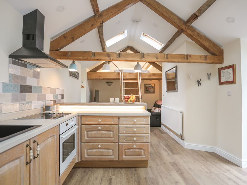 Cottage | Private kitchen | Fridge, microwave, electric kettle, toaster