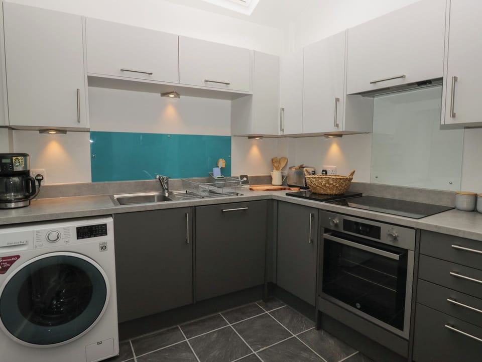 Cottage | Private kitchen | Fridge, dishwasher, electric kettle, toaster