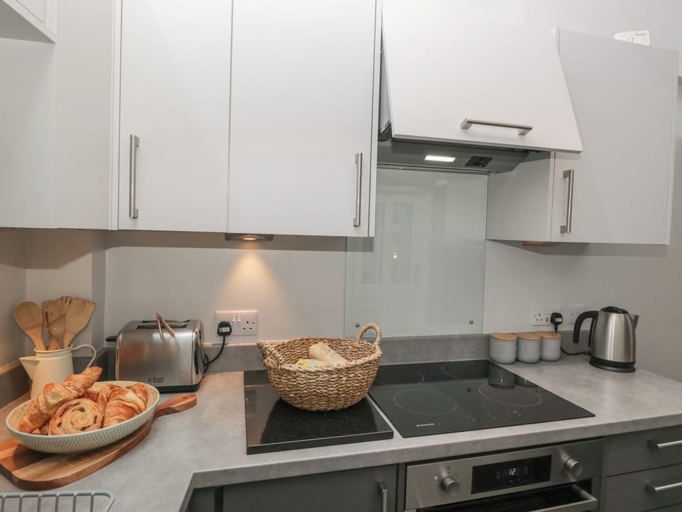 Cottage | Private kitchen | Fridge, dishwasher, electric kettle, toaster