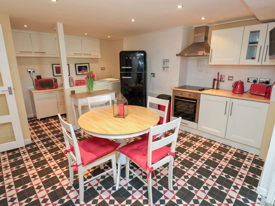 Cottage | Dining