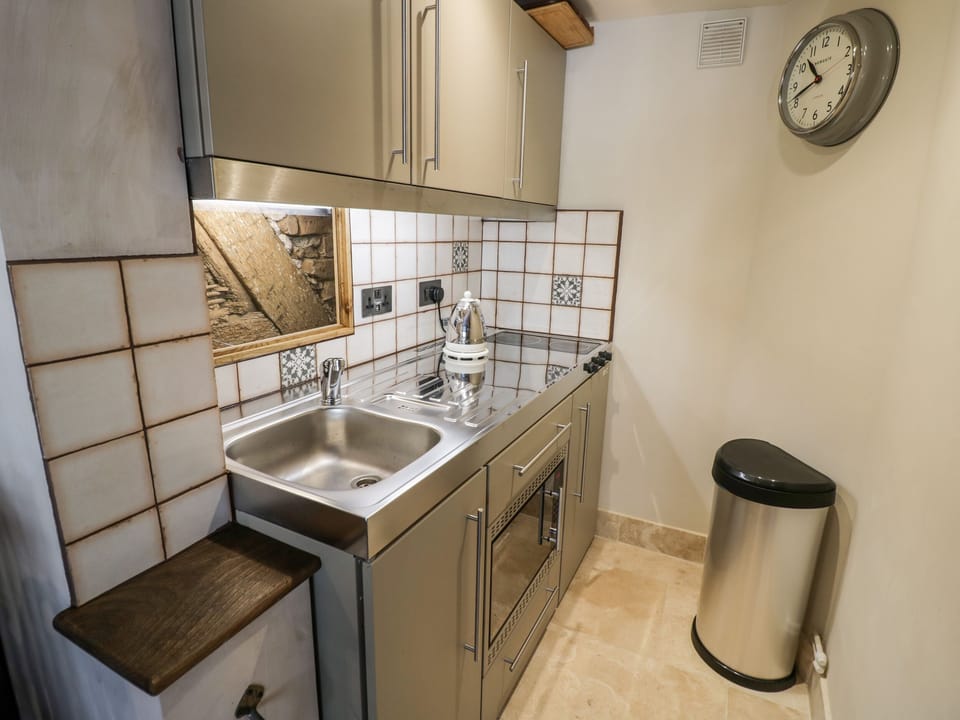 Cottage | Private kitchen | Fridge, electric kettle, toaster, cookware/dishes/utensils