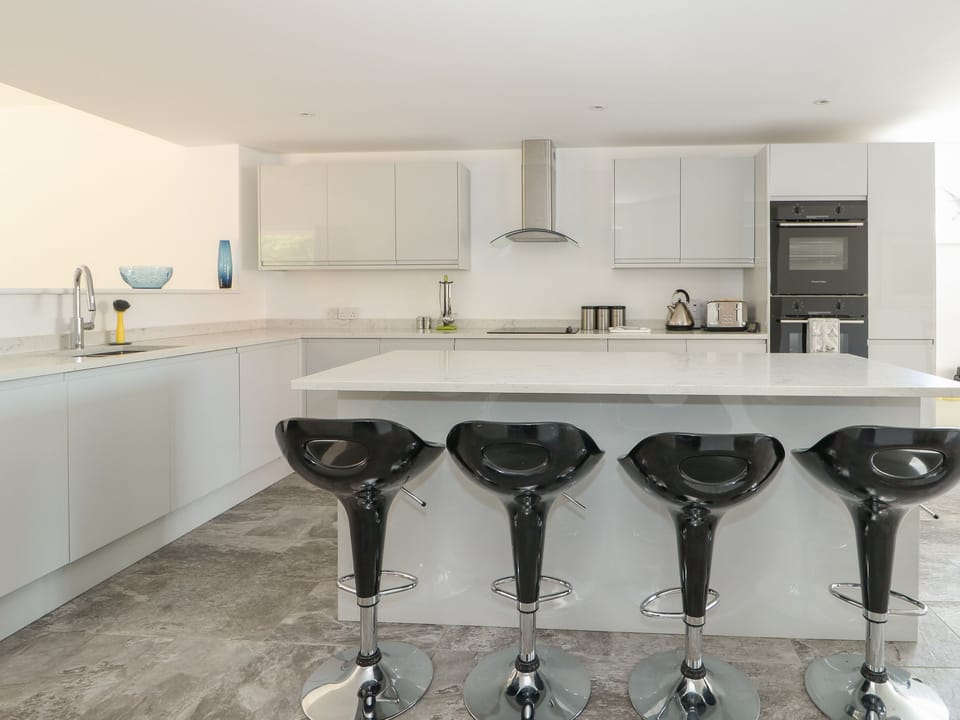 Cottage | Private kitchen | Fridge, microwave, dishwasher, electric kettle