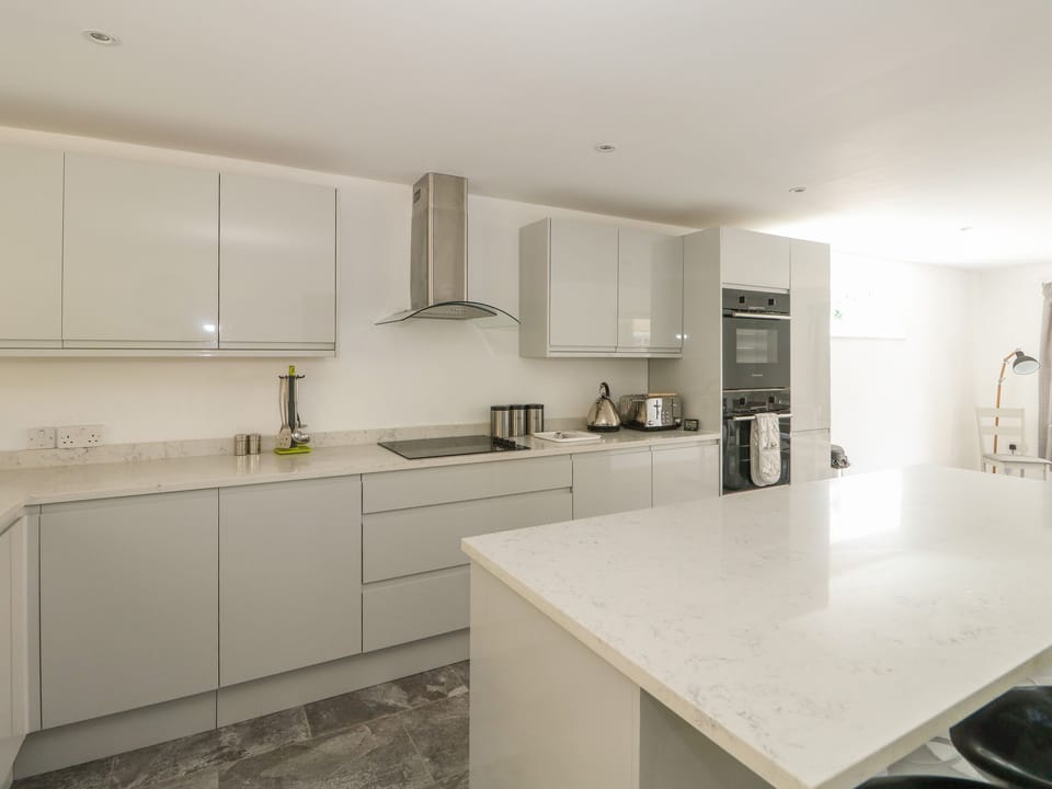 Cottage | Private kitchen | Fridge, microwave, dishwasher, electric kettle