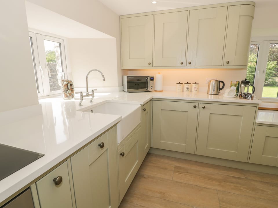 Cottage | Private kitchen | Fridge, microwave, dishwasher, electric kettle