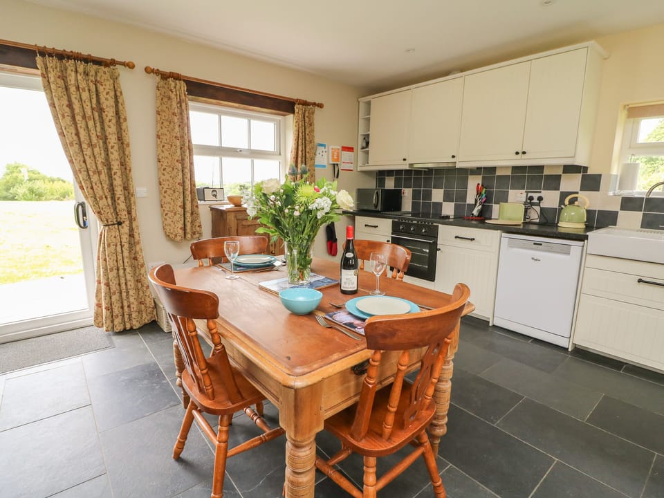 Cottage | Private kitchen | Fridge, dishwasher, electric kettle, toaster