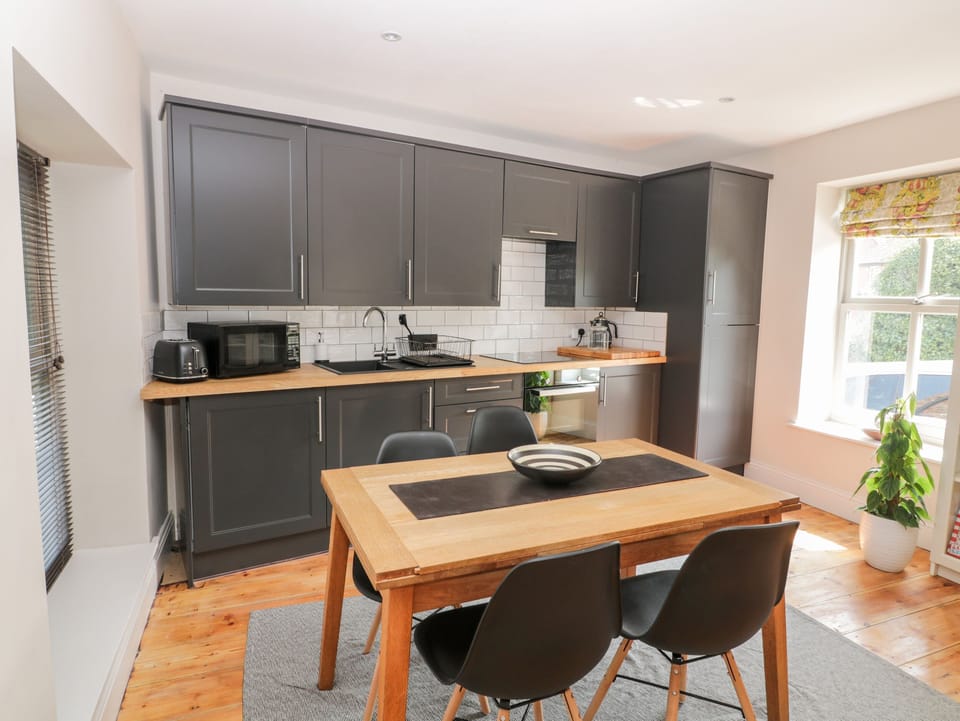 Cottage | Private kitchen | Fridge, electric kettle, toaster, cookware/dishes/utensils