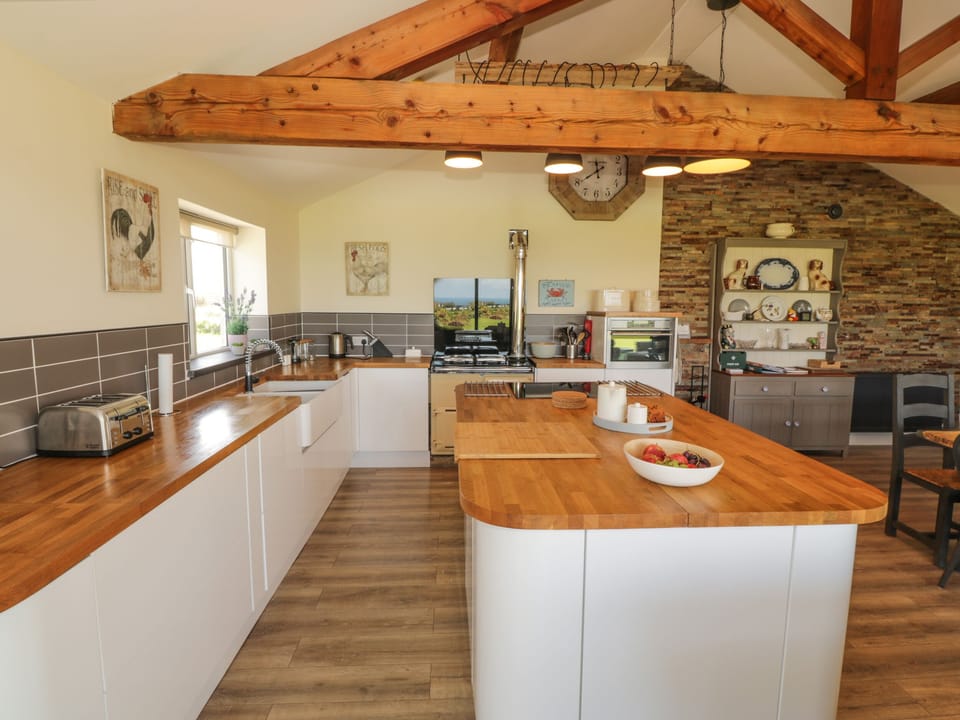 Cottage | Private kitchen | Fridge, microwave, dishwasher, electric kettle