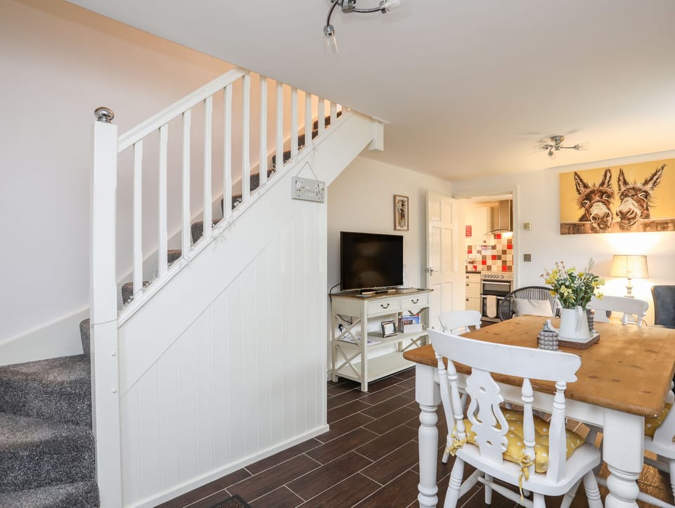 Cottage | Private kitchen | Fridge, dishwasher, cookware/dishes/utensils