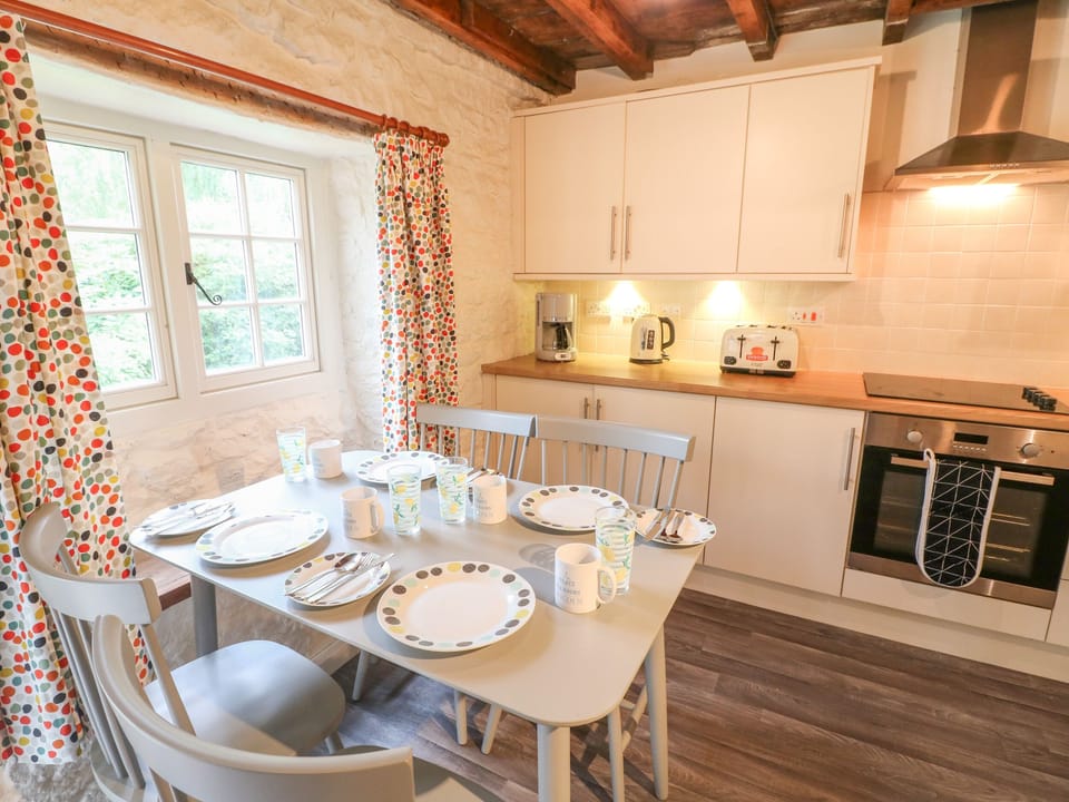 Cottage | Private kitchen | Fridge, electric kettle, toaster, cookware/dishes/utensils