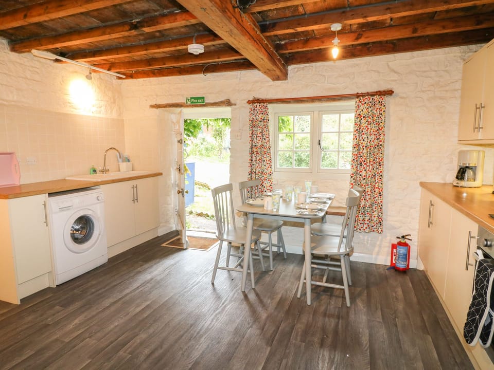 Cottage | Private kitchen | Fridge, electric kettle, toaster, cookware/dishes/utensils